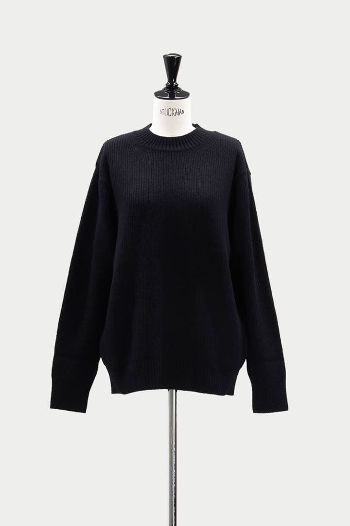 machatt黒オーバーサイズニットセーター とショートパンツ