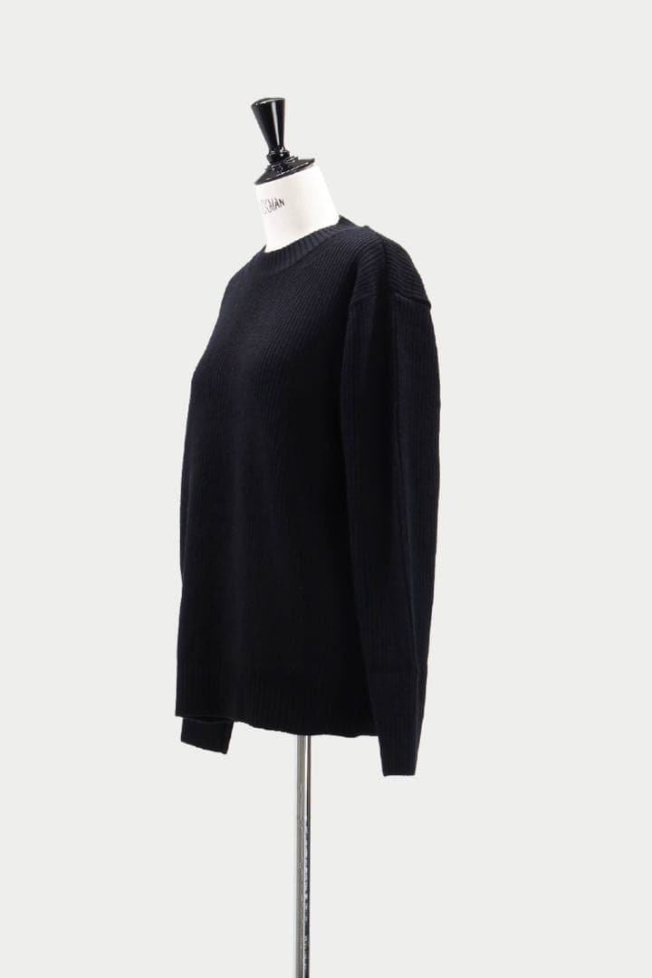 machatt黒オーバーサイズニットセーター とショートパンツ