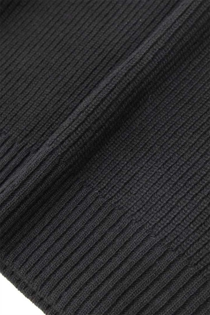 machatt黒オーバーサイズニットセーター とショートパンツ