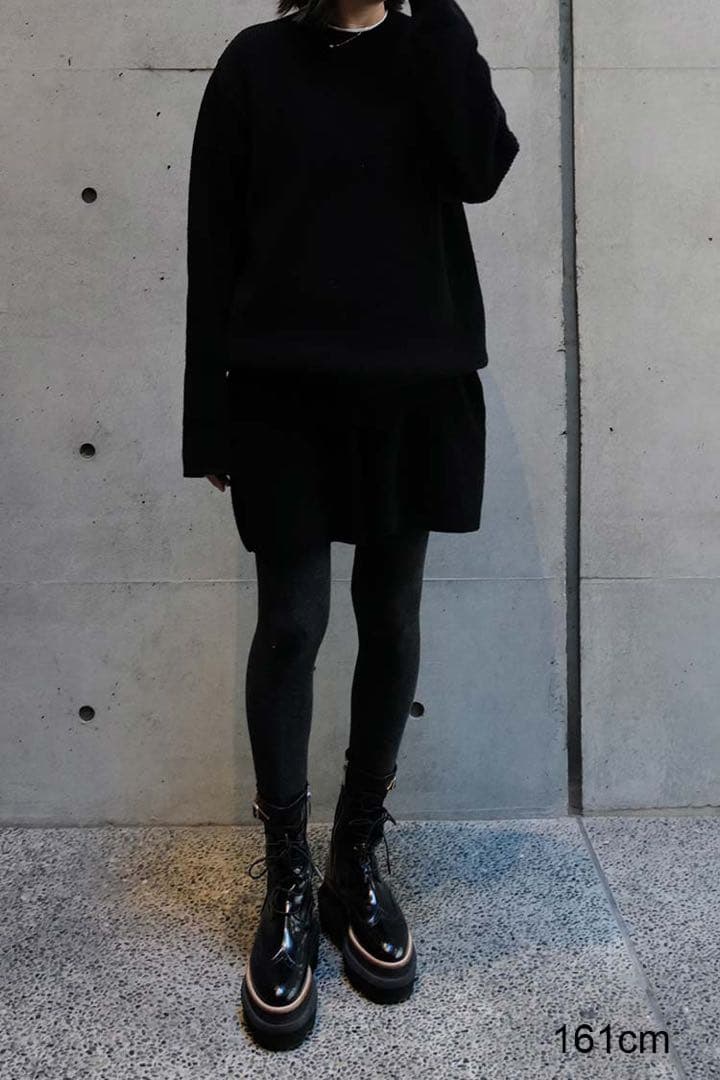 machatt黒オーバーサイズニットセーター とショートパンツ