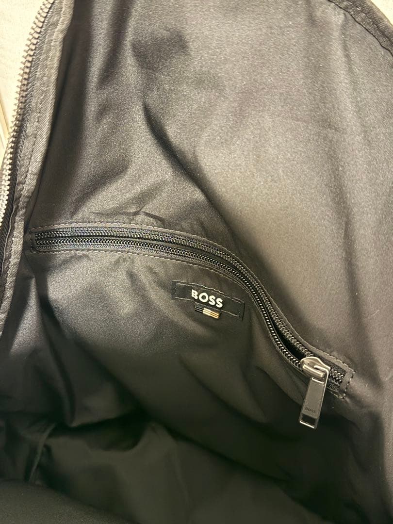 BOSSロゴ リサイクルマテリアル バックパック　黒