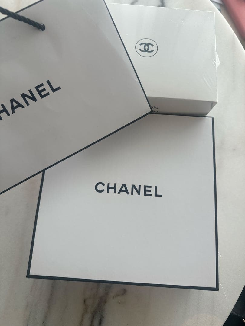 シャネル　ラ　クレーム　マンリッシュ&コットン　マグネット箱　紙袋とコットン付き