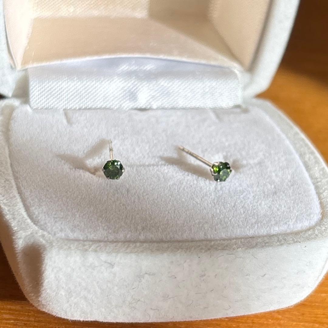 【レア】グリーンダイヤモンドピアスpt900ポスト0.22カラット