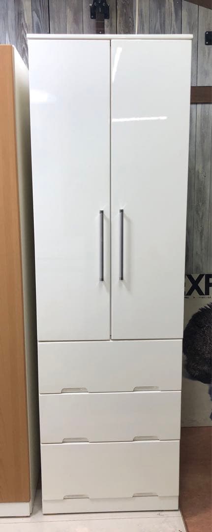 ツヤのある白色がかわいい✨　ワードローブ