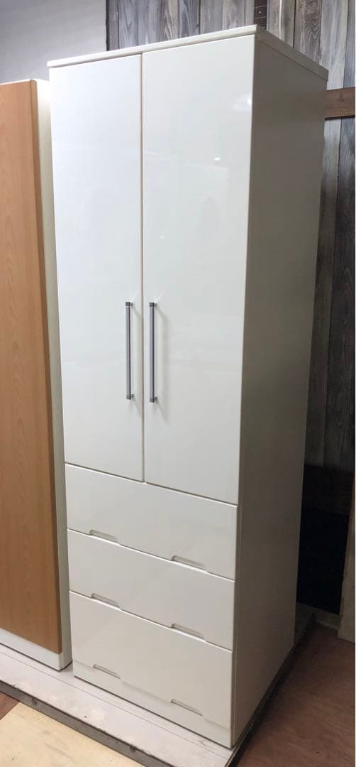 ツヤのある白色がかわいい✨　ワードローブ