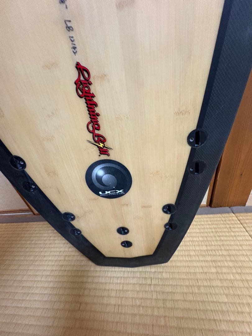 貴重な最新型ライトニングボルトバンブー素材のショートボード 黒い稲妻デザイン