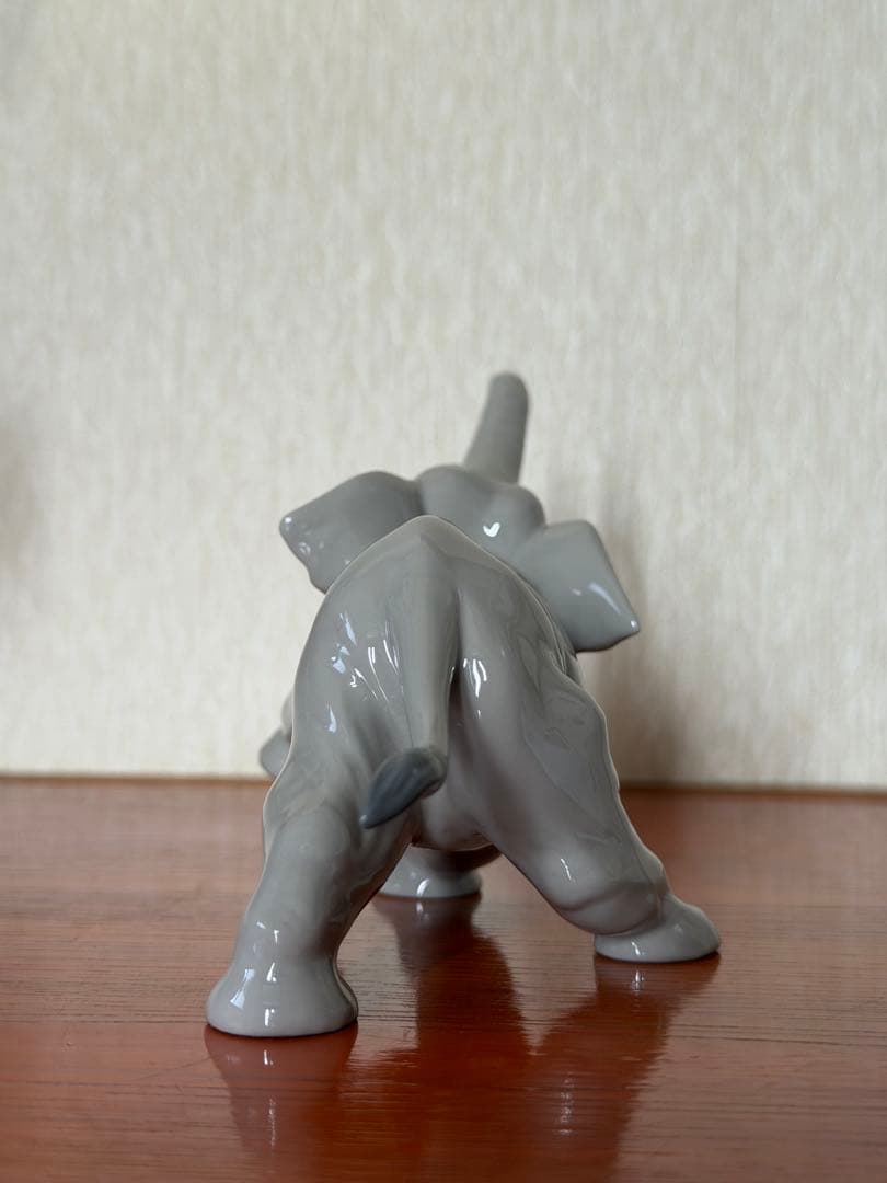 リヤドロ　象　専用の箱付き　フィギュリン　仔象