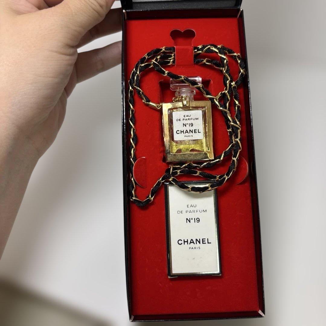 CHANEL　携帯香水 ペンダント　シャネルリボン香水ネックレス