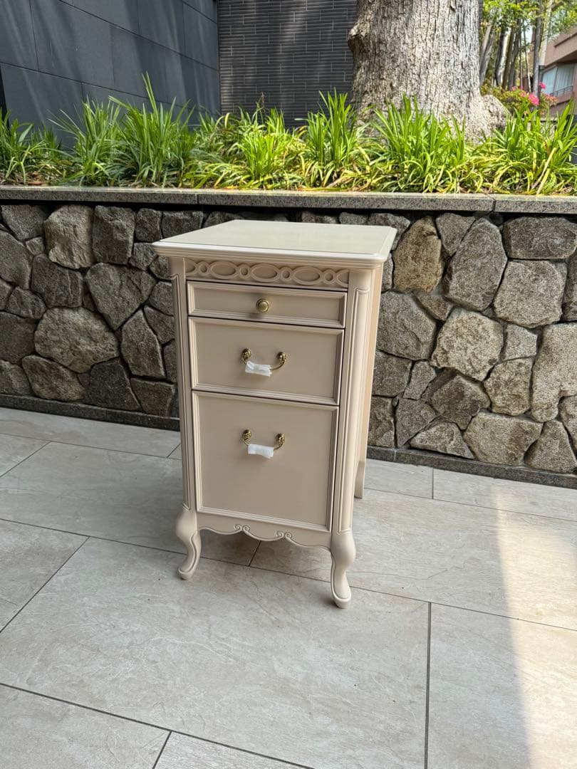 【ほぼ新品未使用！フルール サイドチェスト】　猫脚　淡いアイボリー