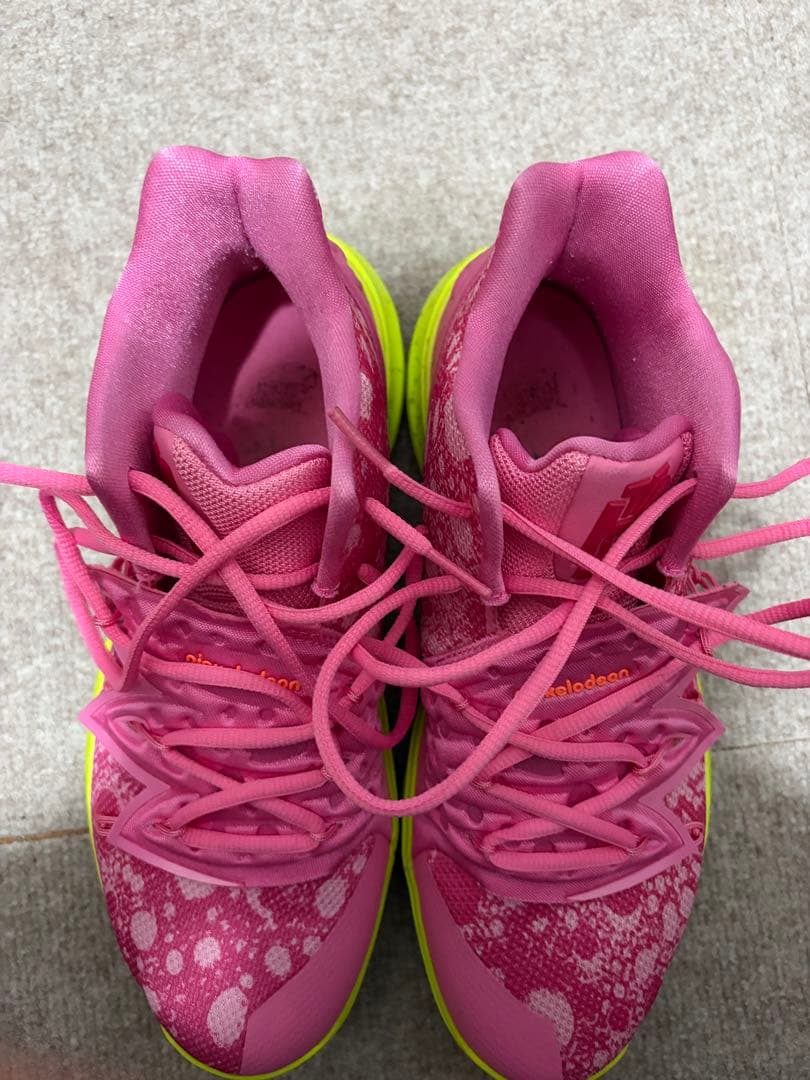 ナイキ カイリー 5 \"パトリック スター\" ロータス ピンク