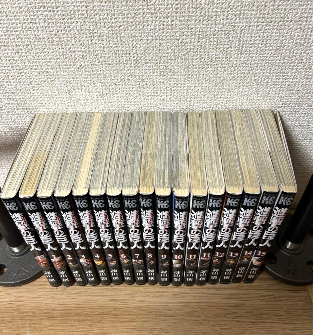 進撃の巨人1〜34巻＋キャラクター名鑑＋DVD前編後編　3Dポストカード&シール