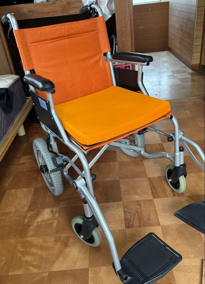 美和商事　介助式車椅子オレンジ色 軽量折りたたみ式