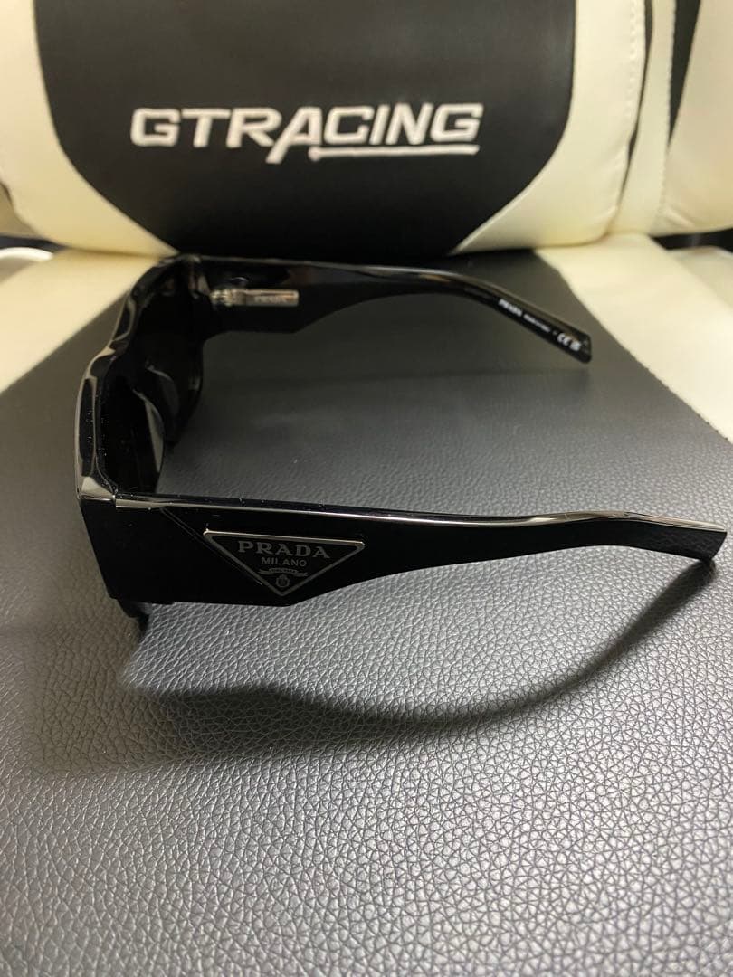 PRADA プラダ　トライアングルロゴサングラス