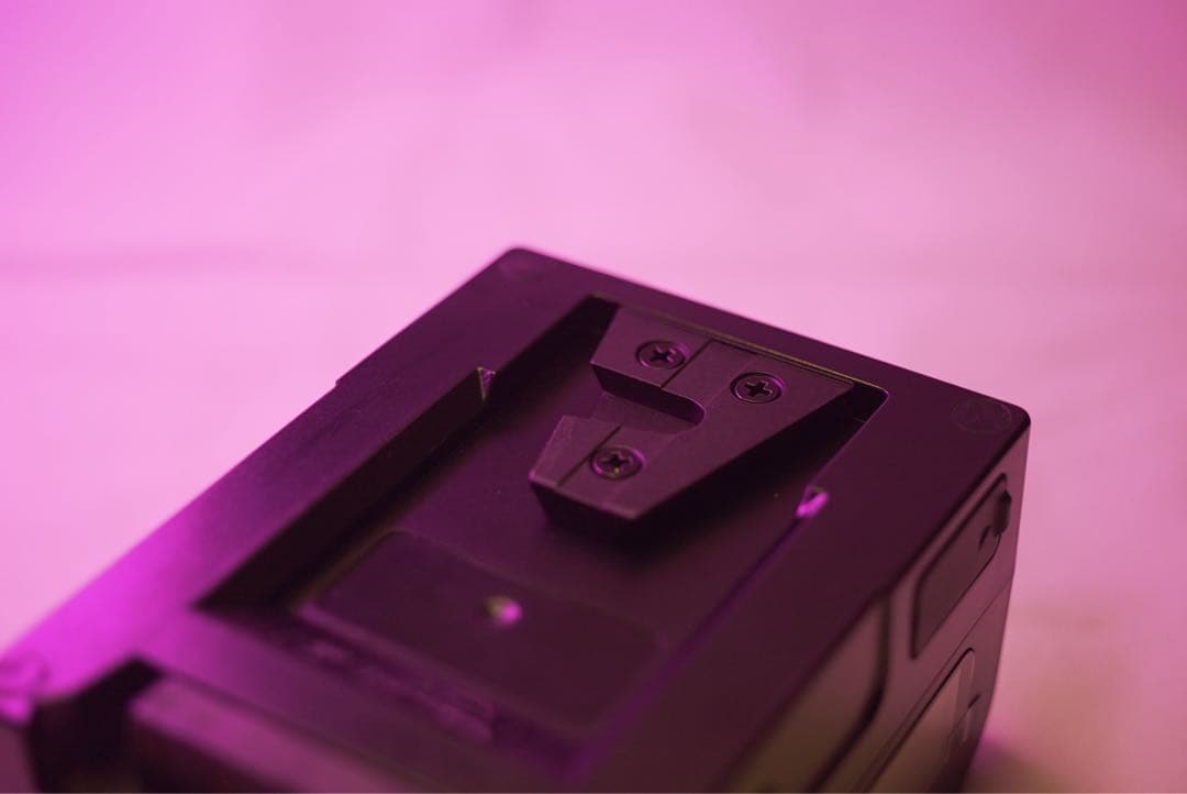 MOMAN 99 PRO Vマウントバッテリー