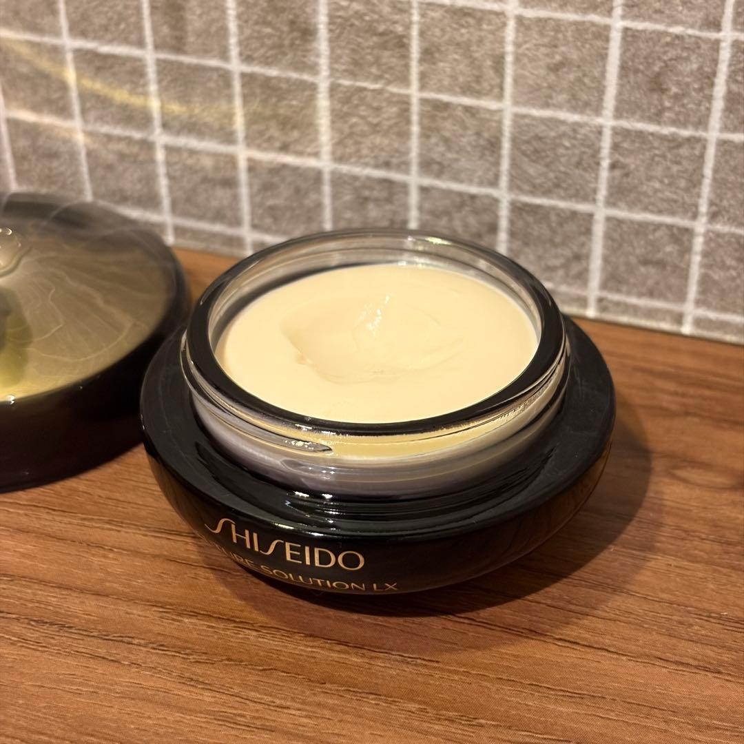 フューチャーソリューションLXアイアンドリップコントアRクリームe