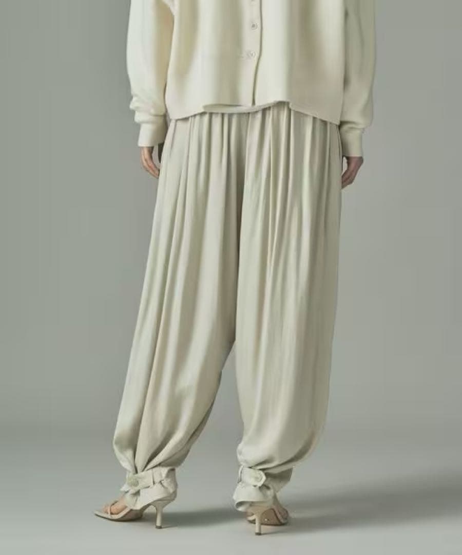 Curensology サテンタックパンツ　エクリュ　36 2025AW