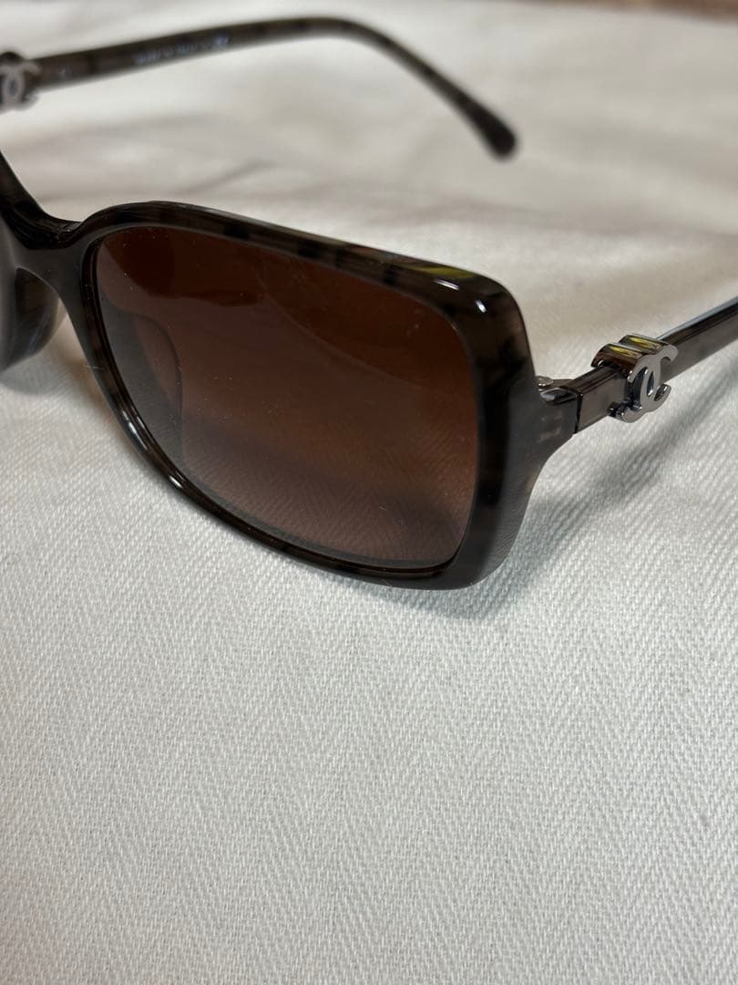 CHANEL スクエア型サングラス ブラウンレンズ