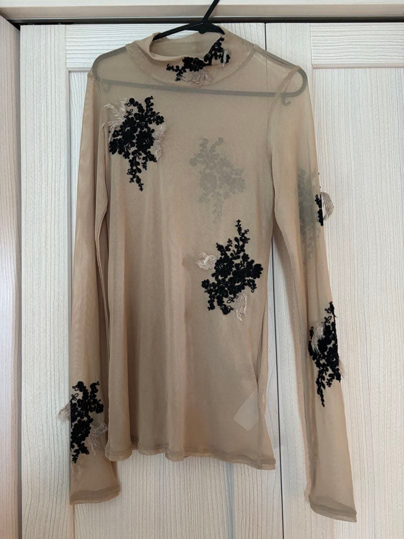 AMERI シアートップス　スキントップス　刺繍入りシースルータートルネック