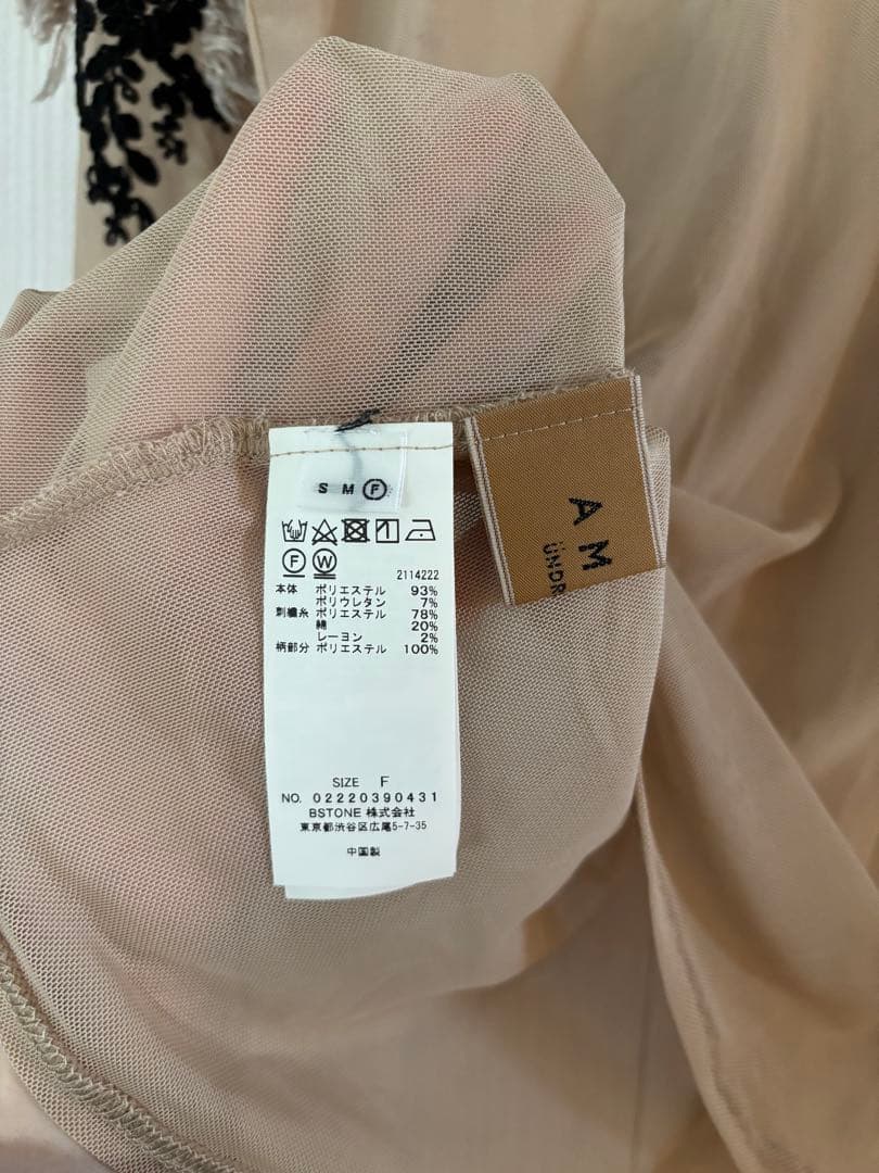 AMERI シアートップス　スキントップス　刺繍入りシースルータートルネック