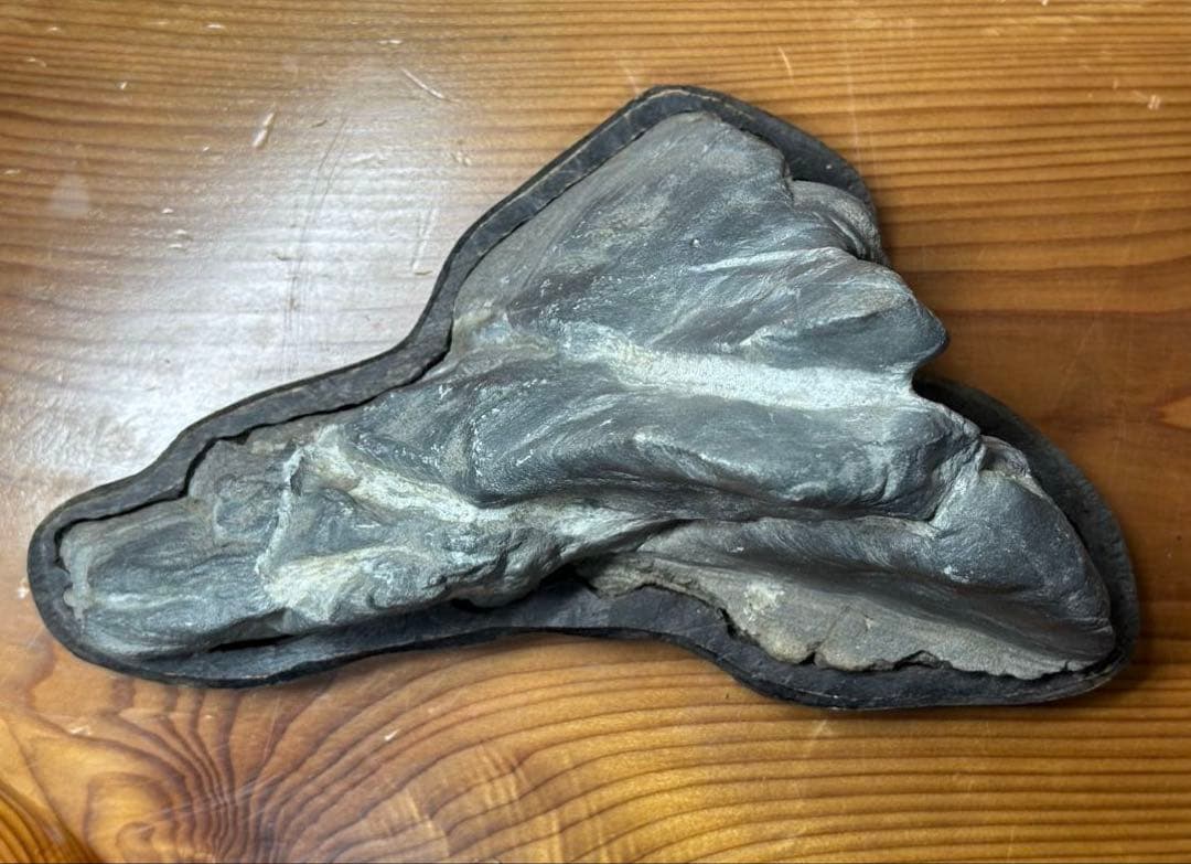 神居古潭石 真黒石 遠山 観賞用 水石 台座付