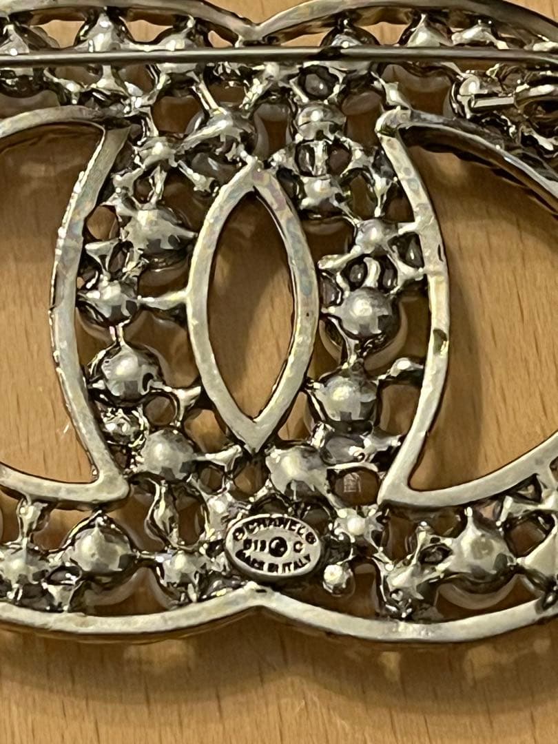 【美品】CHANEL パール付きロゴブローチ　ホワイト