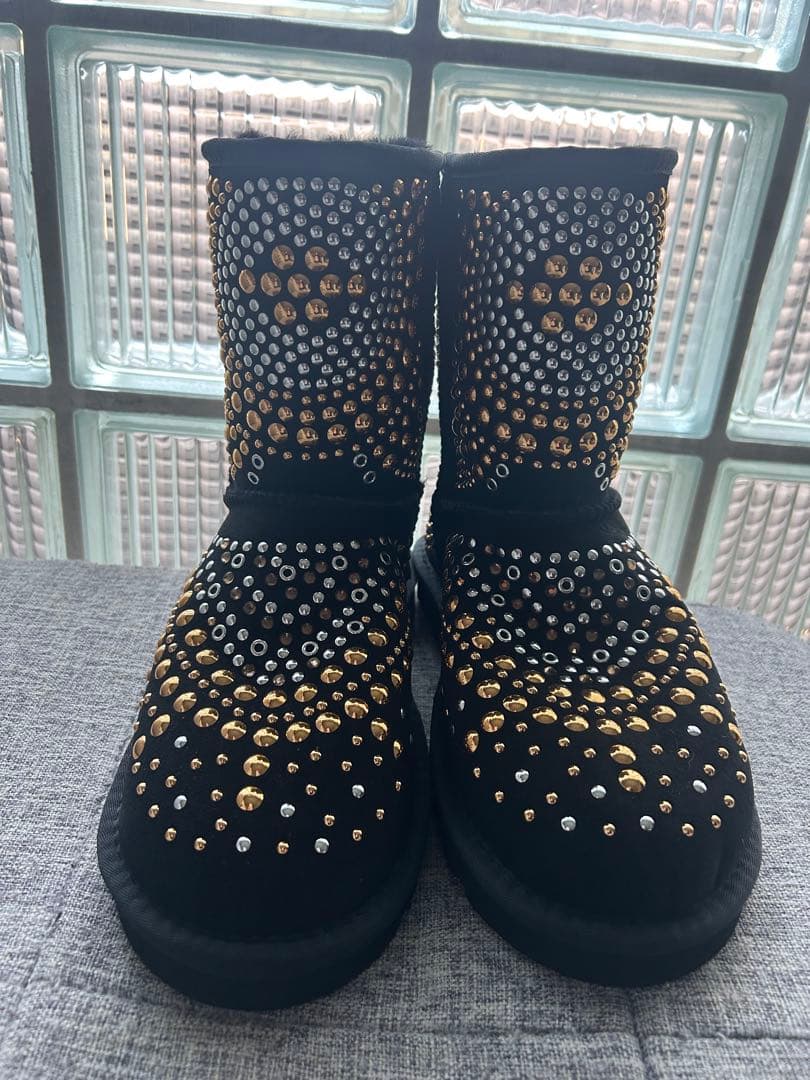 お春様UGG x JIMMY CHOO スタッズムートンブーツ