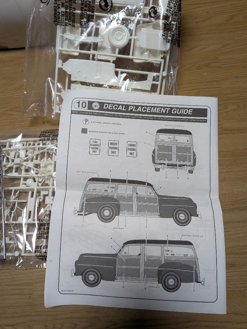 Revell 48 Ford Woody プラモデル箱はボロボロ中身は未開封です