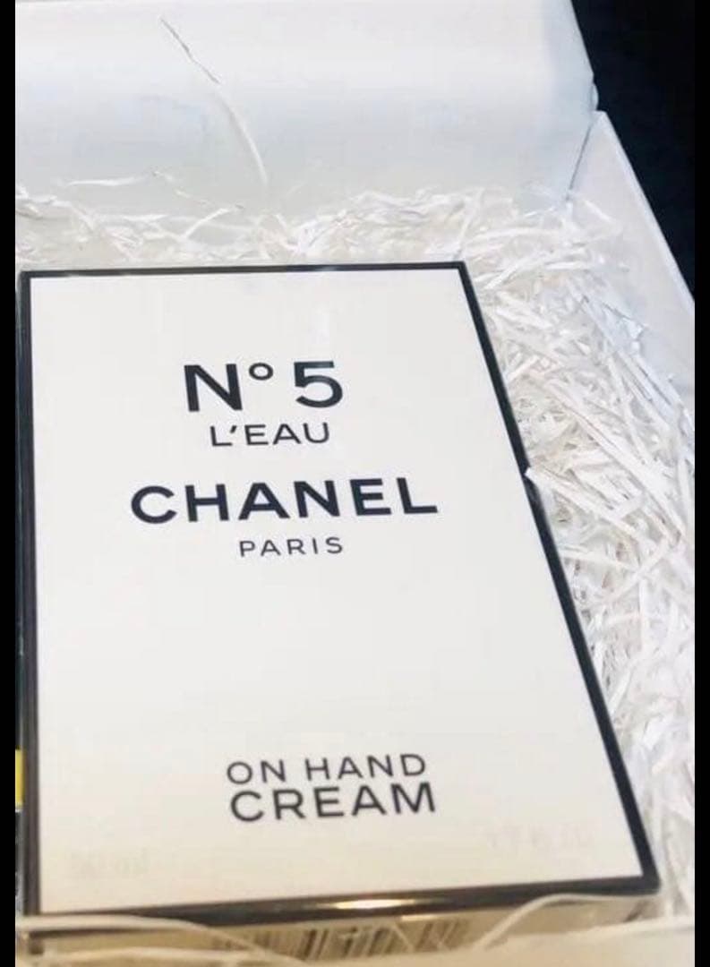 新品未使用　CHANEL N°5 L'EAU ハンドクリーム ギフトボックス付き