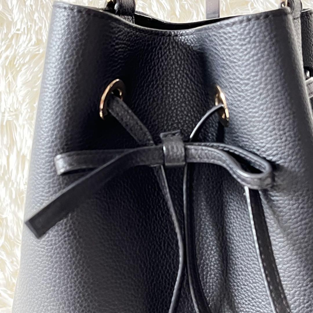 未使用級✨フルラ コスタンザ 巾着バッグ ショルダーストラップ付き レザー 黒