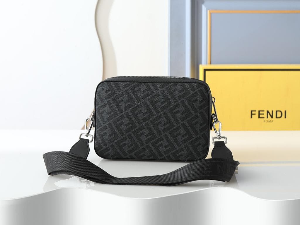 極美品✨ノベルティ　ショルダーバッグ　ブラック　レザー