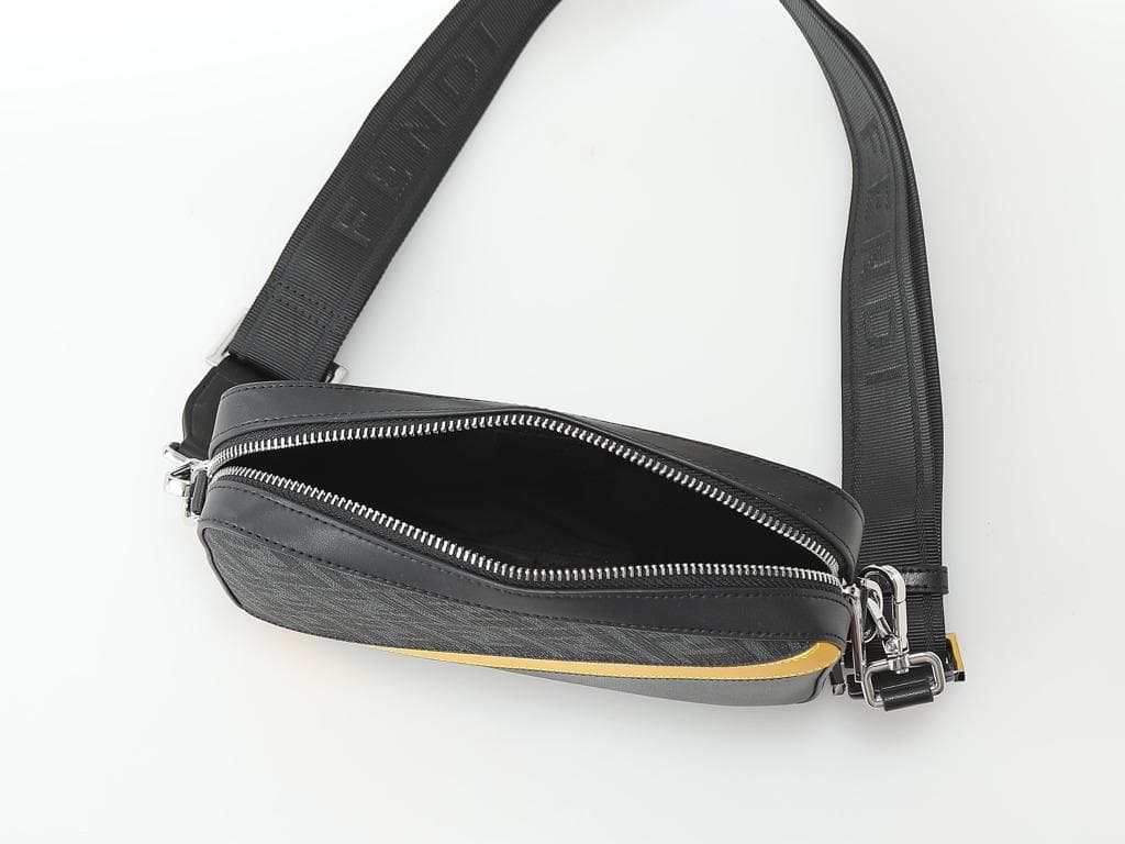 極美品✨ノベルティ　ショルダーバッグ　ブラック　レザー