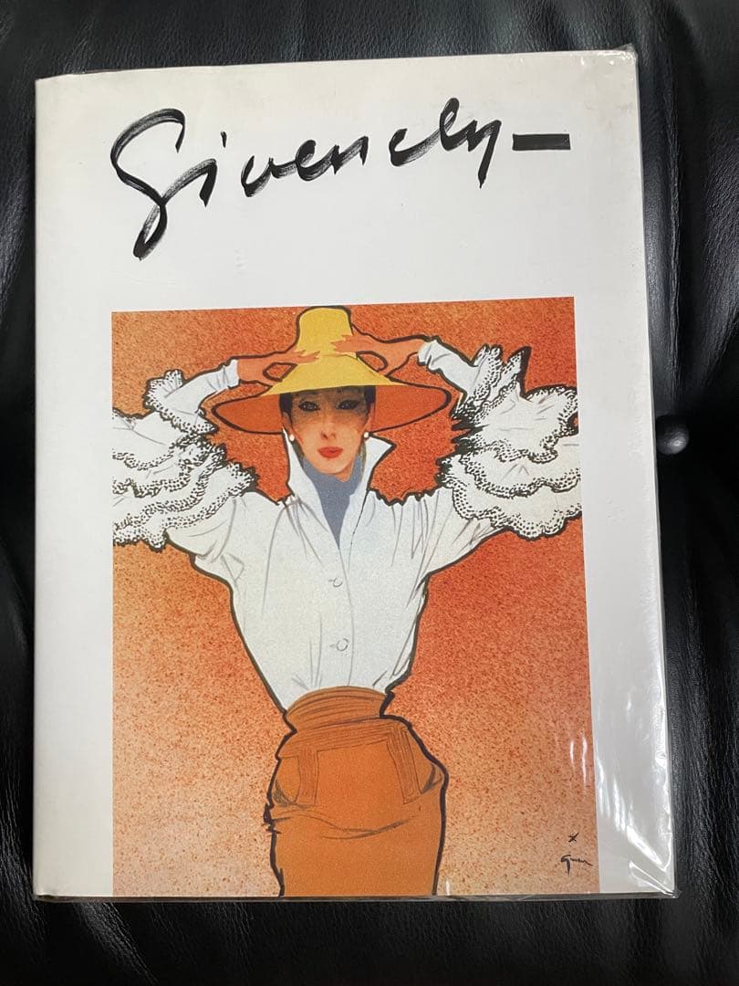 GIVENCHYアートブック