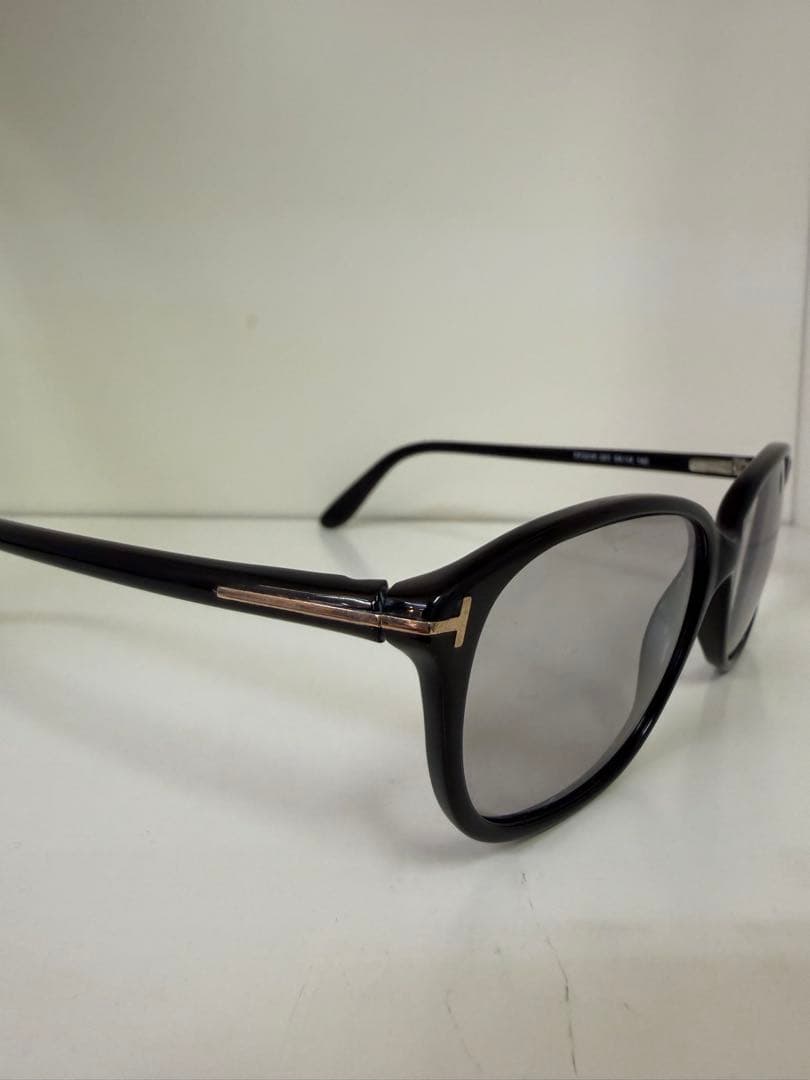 TOM FORD TF5316 001 ブラック グレーレンズ サングラス