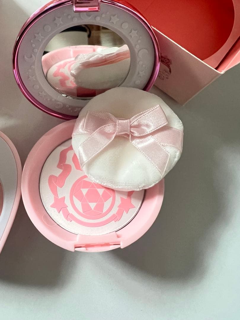 セーラームーン　コスメ　シャイニングムーンパウダー　コズミックハートチーク