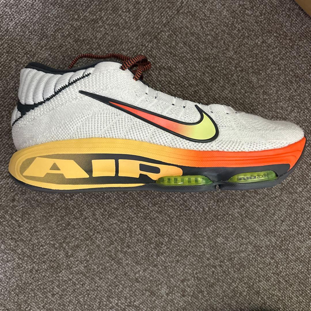 ホワイト/セーフティオレンジ/ボルトカラーのナイキ エアズームG.T. ハッスル