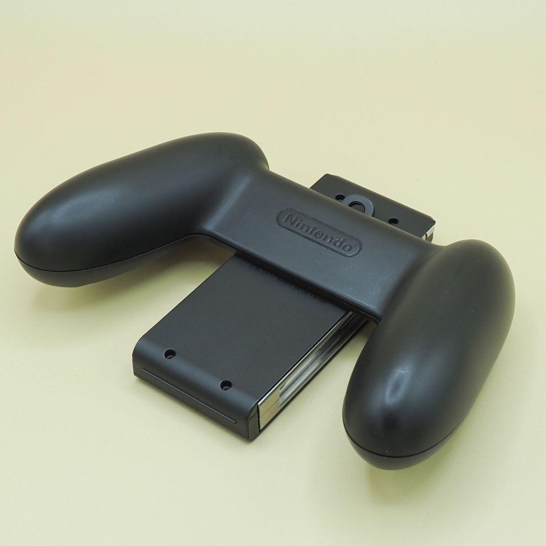 Nintendo Switch 本体と、USBハブスタンド、無線コントローラー