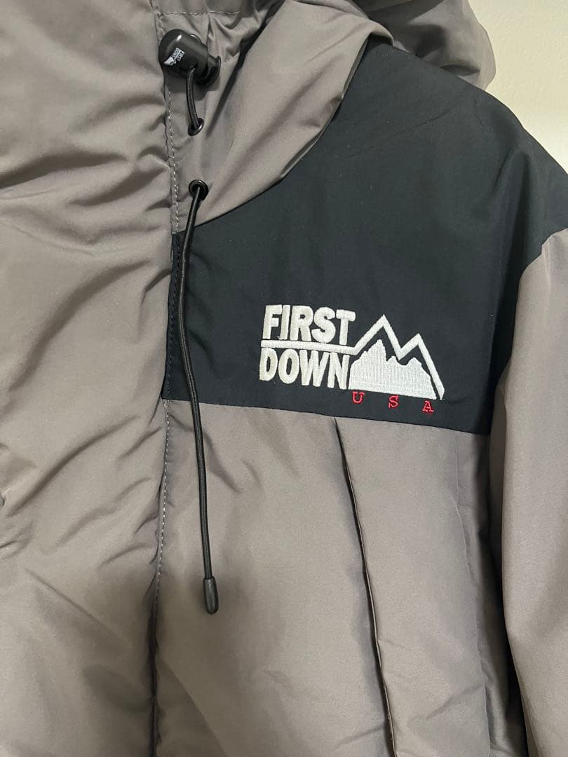 FIRST DOWN 〈チャコール〉Sサイズ パネルショートダウン