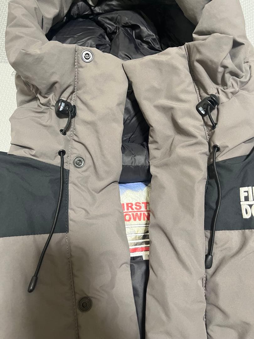 FIRST DOWN 〈チャコール〉Sサイズ パネルショートダウン