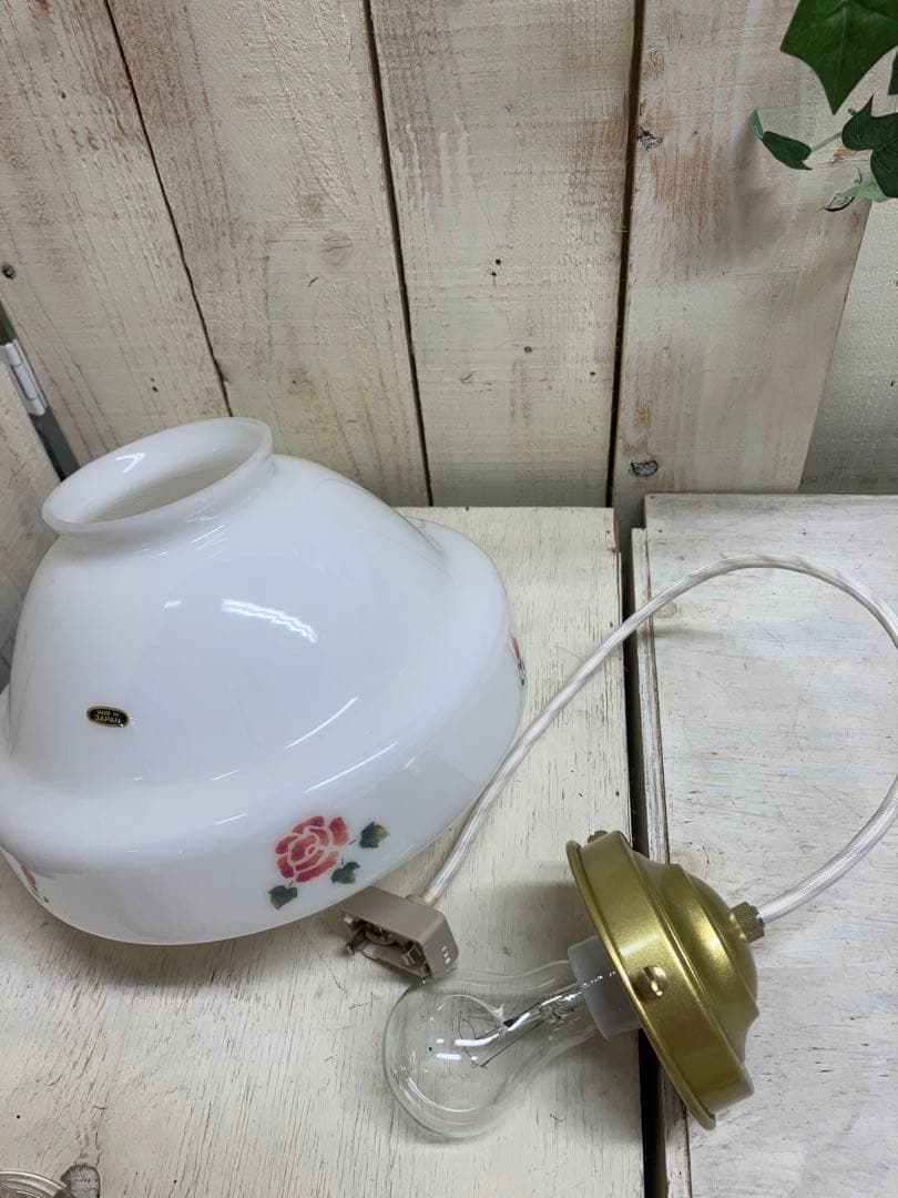 マニーローズ柄 ホワイトガラス ペンダントライトホワイトコード日本製灯具と電球付