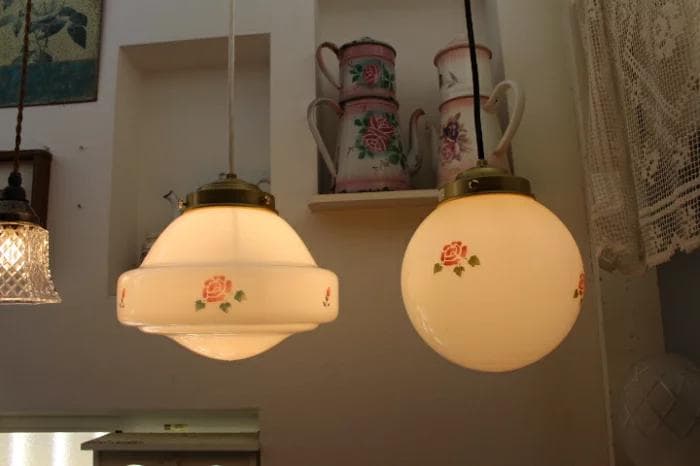 マニーローズ柄 ホワイトガラス ペンダントライトホワイトコード日本製灯具と電球付