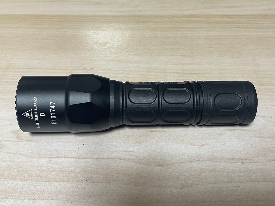 SUREFIRE ブラックハンディライト 番号あり バッテリー8個付き