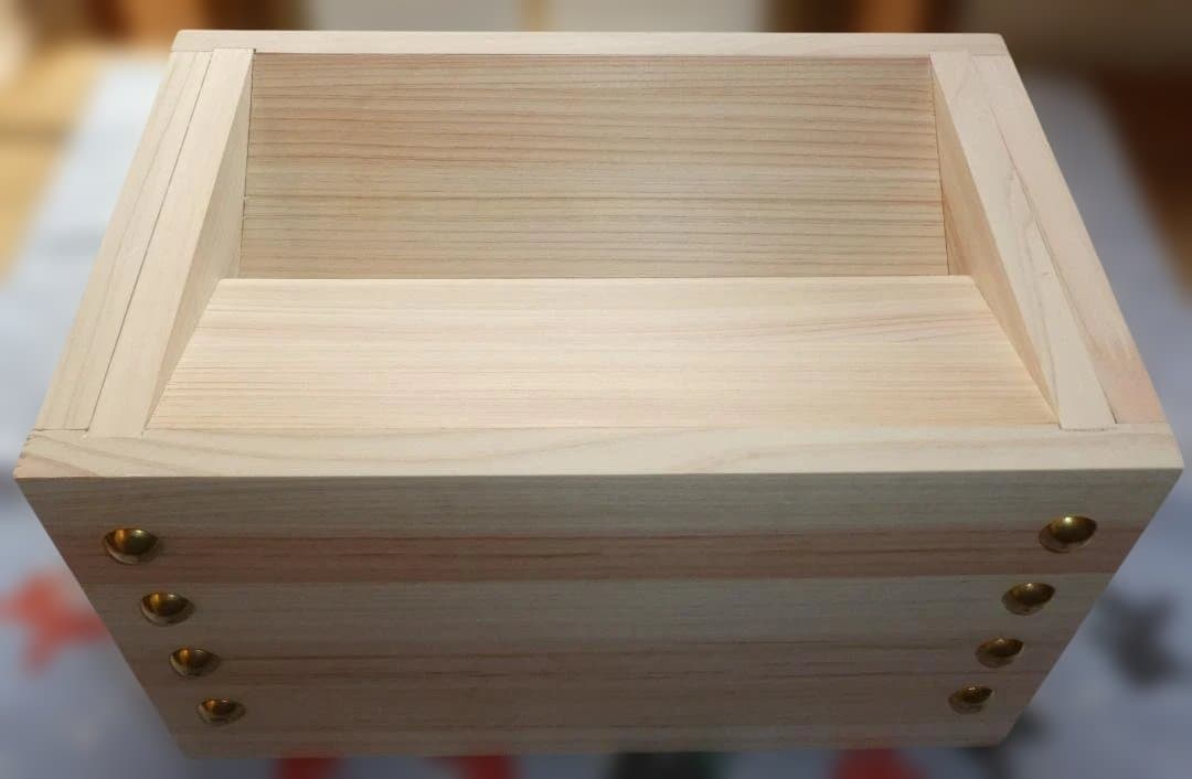 開運　お賽銭貯金箱（桧）大　金色鋲　　３７