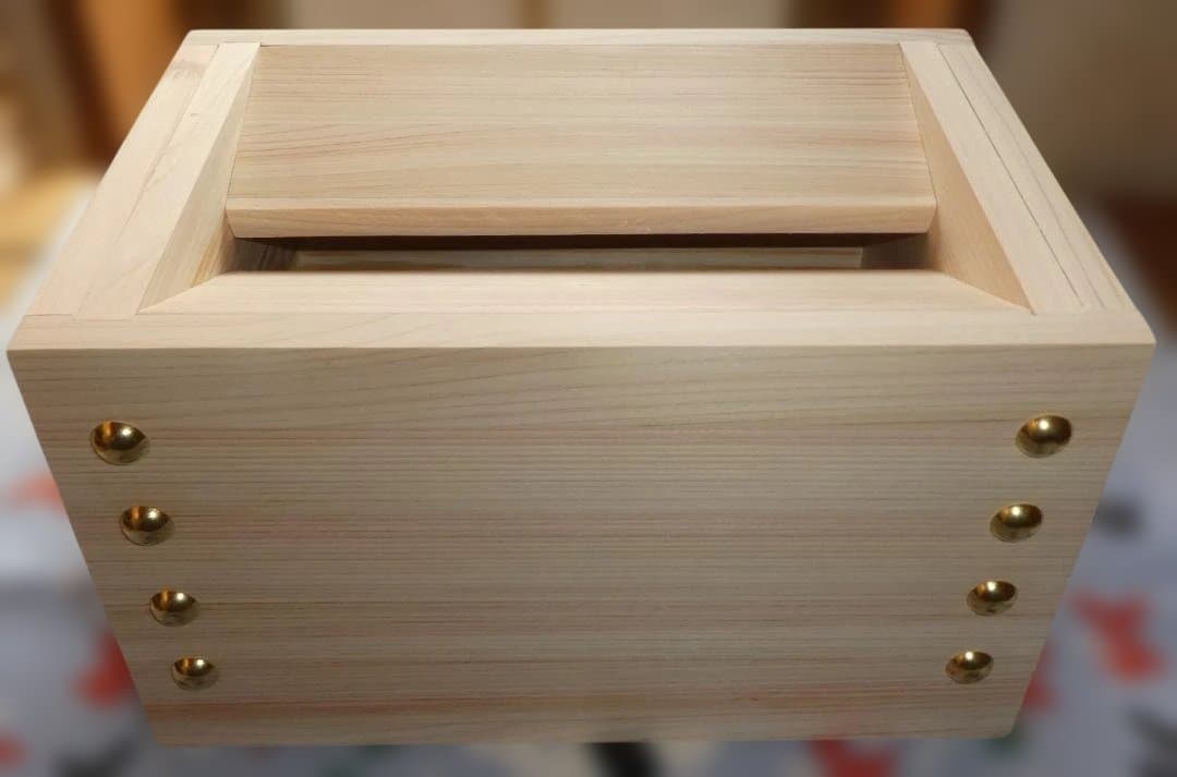 開運　お賽銭貯金箱（桧）大　金色鋲　　３７