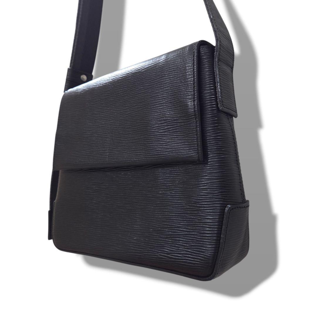 【極美品】aniary アニアリ　ウェーブレザー　ショルダーバッグ　ブラック