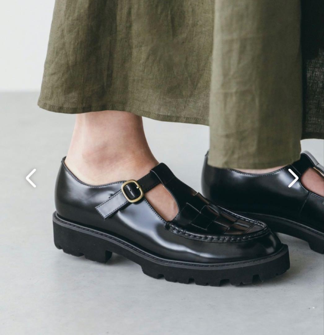 黒い編み込みデザインローファー