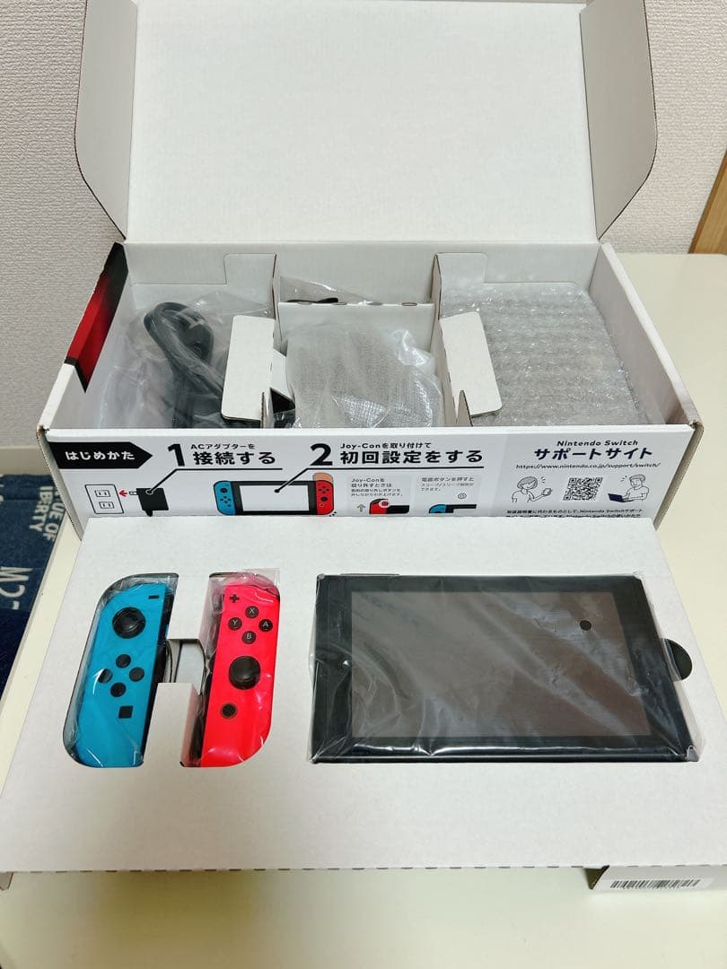 Nintendo Switch 本体 青と赤のJoy-Con付き