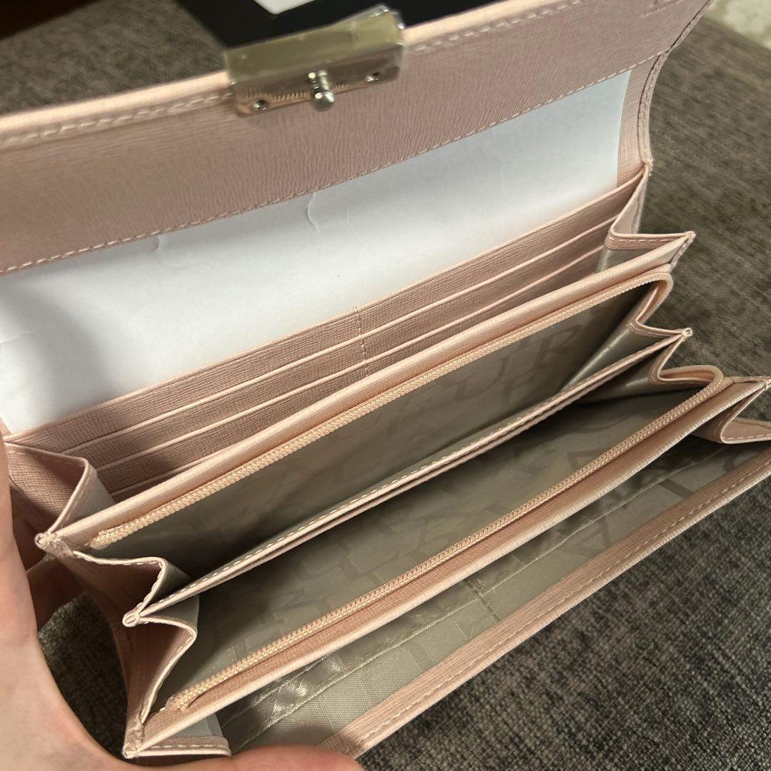 FURLA ピンクベージュ 長財布 フラップ式