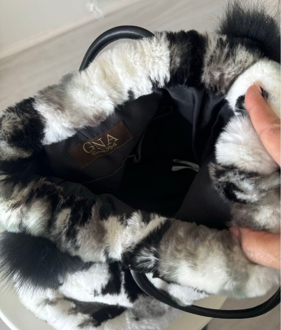 さーちん  ファー巾着バッグ 白黒模様　レッキス