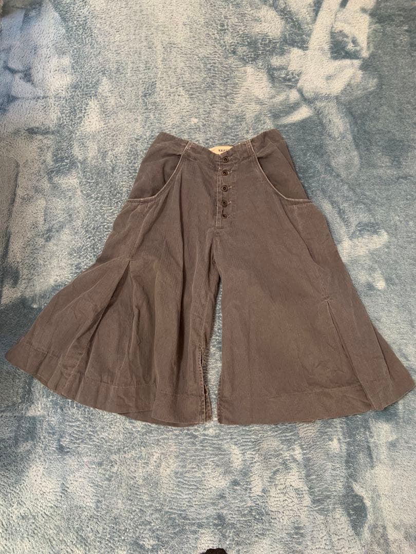 キャピタル kapital グレー ボタンフロント プリーツ ショートパンツ