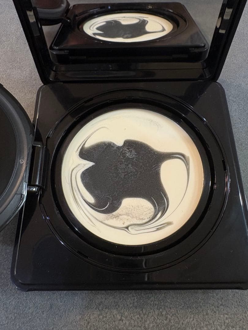 ジバンシィ ソワンノワールUVコンパクト 化粧下地